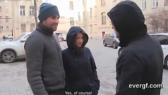 Un Hombre Sin Dinero Permite Que Su Atractiva Pareja Tenga Sexo Con Otro Hombre Por Dinero, Con Una Escena Hardcore