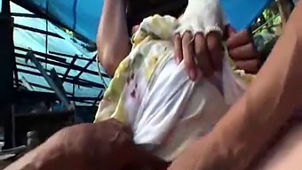 Uma Mulher Asiática Grávida É Fodida Por Um Homem Sem-Teto.