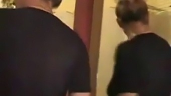 Mãe Madura E Filho Pequeno Compartilham Um Banho