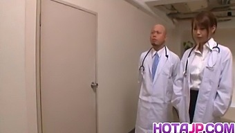 Arisa Ebihara Recebe Tratamento De Profissionais Médicos Após Sexo Oral.