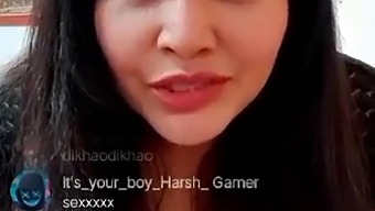 Performance Quente De Rajsi Verma Com Curvas Voluptuosas E Mamilos Empinados