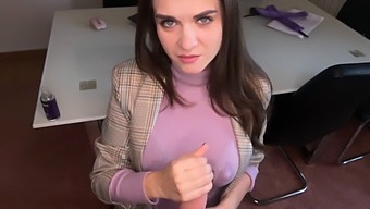 Üvey Anne, Büyük Yarrağı Olan Üvey Oğlunu Baştan Çıkarıyor Ve Ofiste El Işi Yapıyor