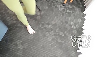 完璧な張りのある胸を持つスレンダーな19歳が、ヨガパンツを穿いたまま官能的なフェラチオをする