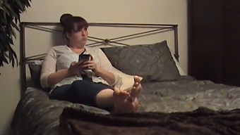 Üvey Anne Ve Üvey Kızı Üveyin Orgazm Talimatı Mary Ve Itty Bitty Pussy