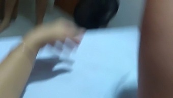 已婚男人在妻子和另一个男人做爱后用舌头清洁她的私密地带,然后小便