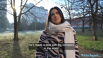 Študentka Coed Sa Tvrdo Šuká S Veľkým Kohútom Vo Videu S Verejným Agentom