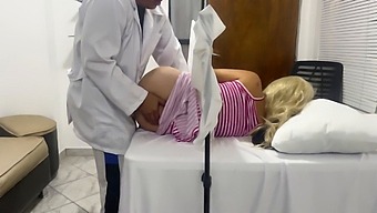 همسر خیره کننده توسط Ob-Gyn شهوتران با داروی جنسی تحریک شده اغوا می شود و مانند یک فاحشه مورد تحسین و فیلمبرداری قرار می گیرد