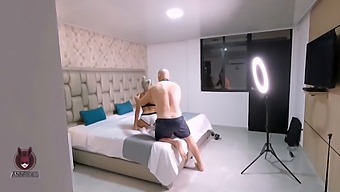 Tôi Không Biết, Anh Ấy Quay Phim Tôi Trong Một Buổi Chụp Ảnh