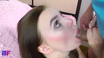 Adott Neki Egy Szopást És Élvezte Is.